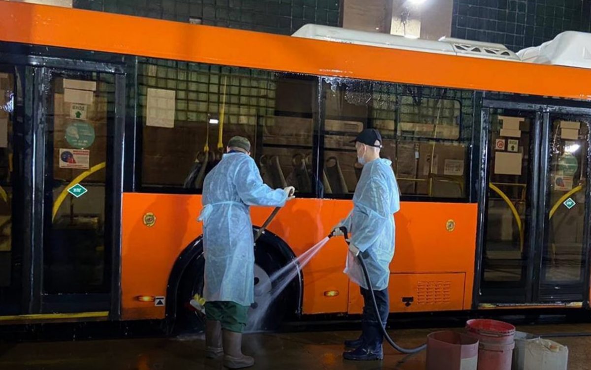 Работники НПАТ до сих пор дезинфицируют автобусы перед рейсами