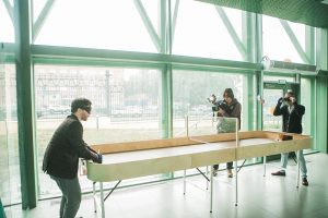 Шумящий шар, темные очки и «кухонные лопатки»: площадку для шоудауна организовали в «Швейцарии»