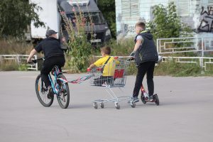 Буллинг в соцсетях и незнакомцы на улицах: какие опасности подстерегают детей, вернувшихся на учёбу