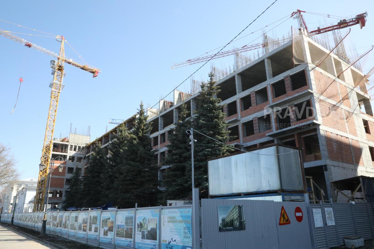 При обрушении металлических конструкций на стройке в Москве погиб человек и двое пострадали