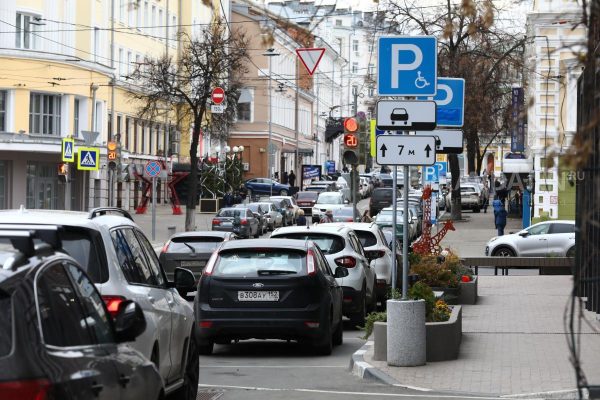 В Госдуме предложили установить единые правила формирования тарифов и льгот на парковку