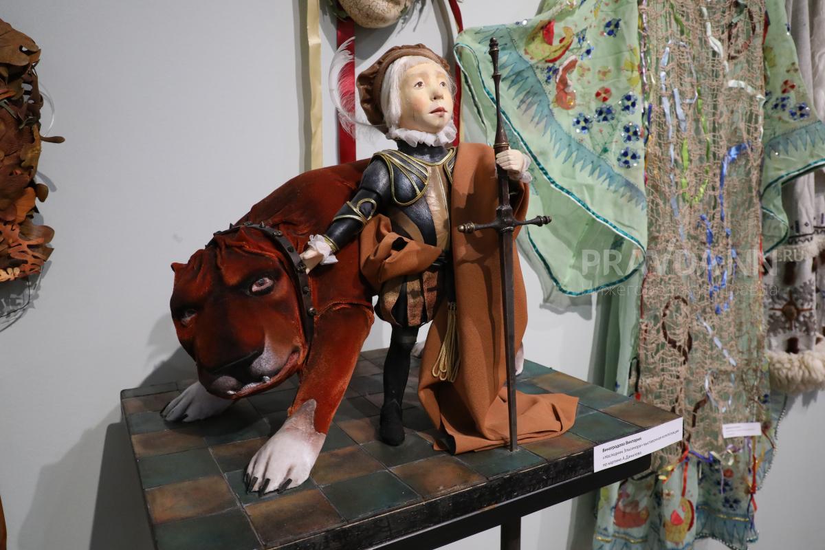 Куклы, кони, три ствола: гуляем по волшебной выставке театрального реквизита в НГХМ