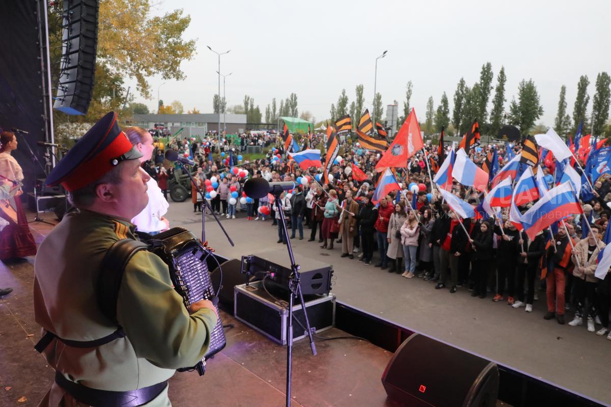 Митинг и концерт в поддержку Владимира Путина и референдумов в нижегородском парке Победы
