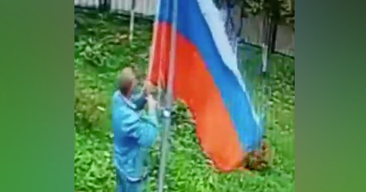 Пьяные подростки украли флаг России с территории школы, чтобы повесить его у себя дома