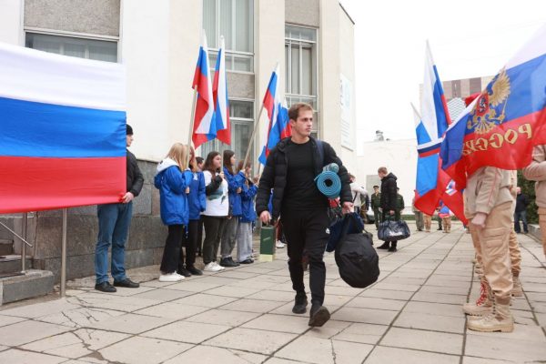 В Дзержинске проводили солдат, призванных по частичной мобилизации