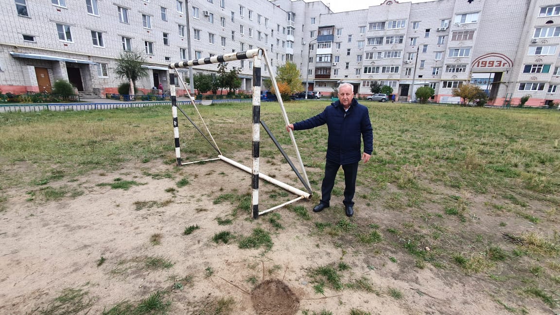 Металлические ворота на детской площадке перевернулись и травмировали ребенка в Заволжье