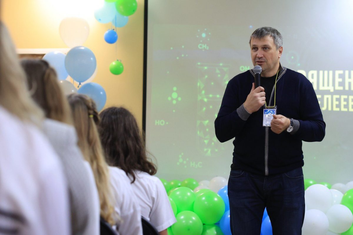 Иван Носков поздравил школьников с зачислением в менделеевский класс