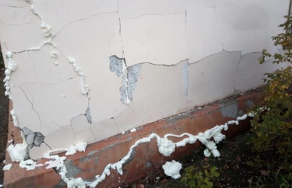 Монтажной пеной отремонтировали жилой дом в рабочем поселке Сокольское