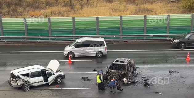 Автомобиль Porsche загорелся после столкновения с «Ладой» на трассе М‑1