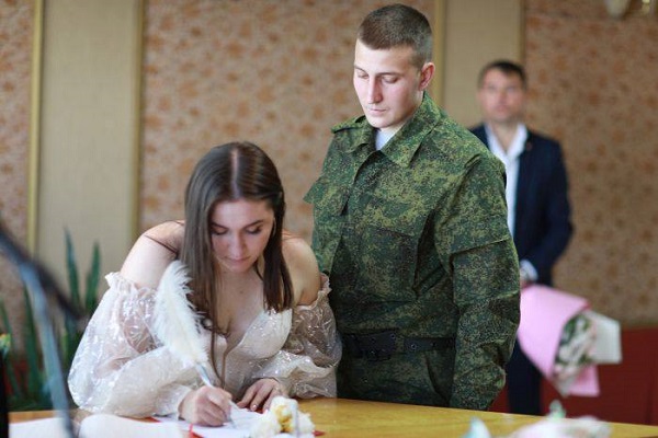 Еще две пары из Нижегородской области сыграли свадьбы в Клинцовском ЗАГСе