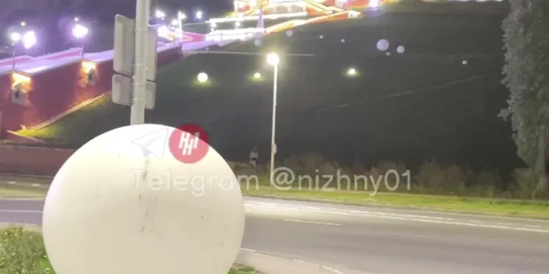 Сорвавшийся шар-светильник в центре Нижнего Новгорода столкнули со склона вандалы
