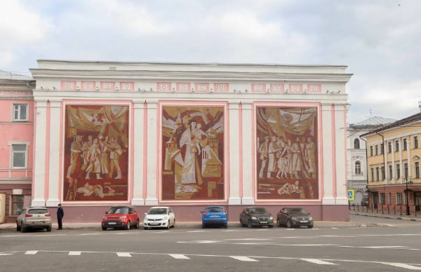 В Нижнем Новгороде завершена реставрация панно на доме купца Мичурина