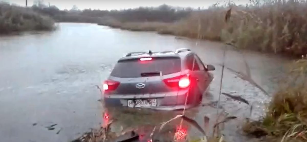 Автомобиль улетел с дороги и оказался в болоте в Борском районе