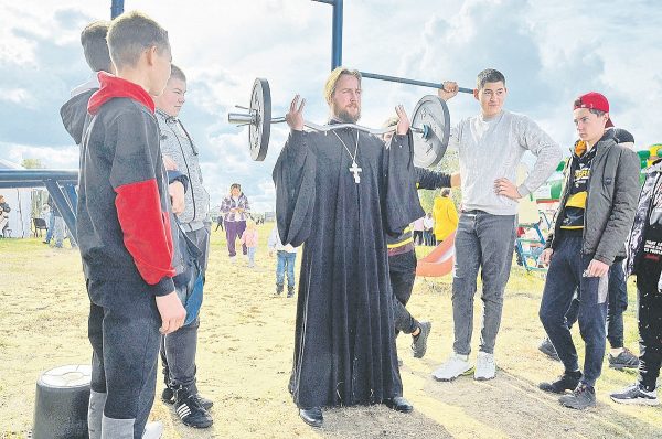 Священник в селе Хирино в свободное время тренирует местных жителей