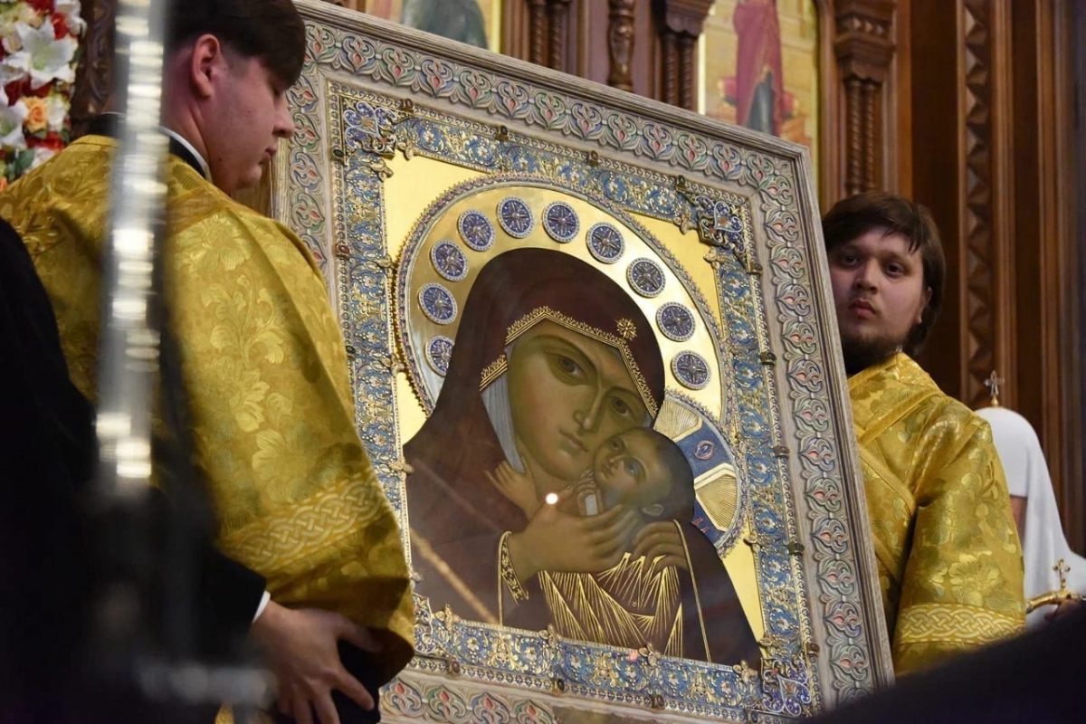 В дар Александро-Невскому кафедральному собору была передана Смоленская икона Божией Матери