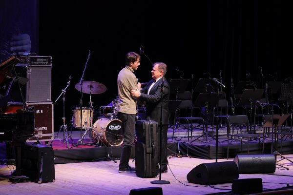 Игорь Бутман в Нижнем Новгороде подарил саксофон юноше, эвакуированному из Днепропетровской области