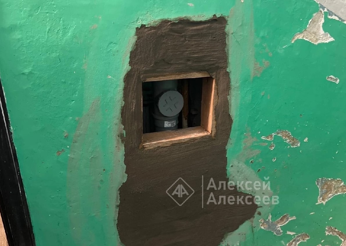 Коммунальщики частично заделали дыру в стене, которую они же пробили в доме в Дзержинске