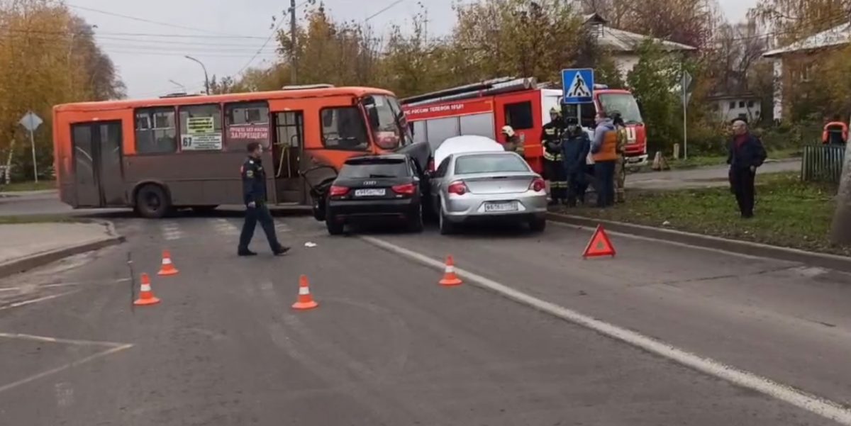 Автобус и две легковушки столкнулись на улице Мончегорской в Нижнем Новгороде