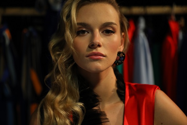 Дарья Луконькина повезет на конкурс «Мисс Земля-2023» хоккейную клюшку с хохломской росписью
