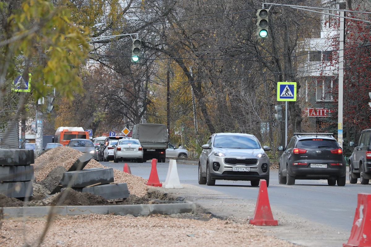«Новый асфальт ещё хуже, чем старый»: почему в центре Нижнего Новгорода затянулся ремонт дорог
