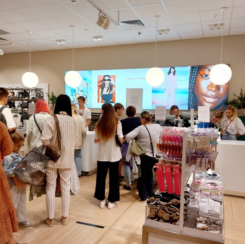Нижегородцы опустошили магазин H&M в ТРЦ «Седьмое небо» в последний день работы