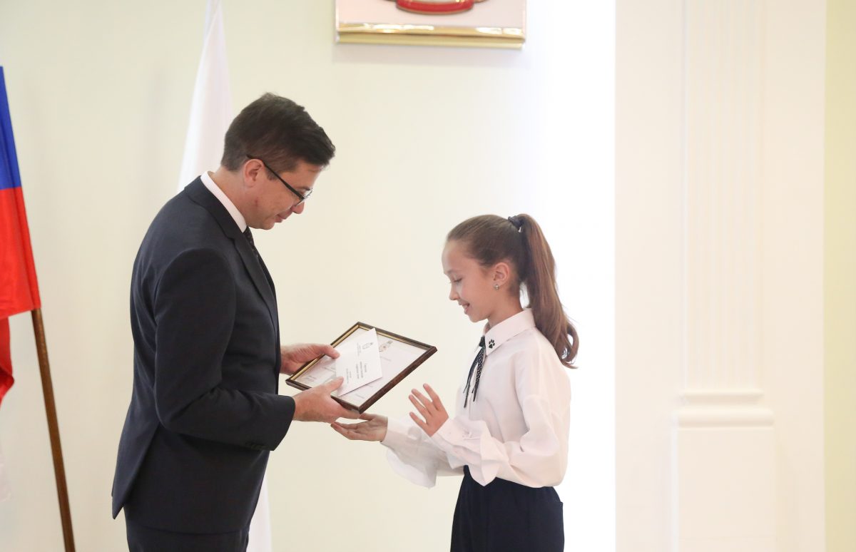 Юрий Шалабаев вручил 60 именных городских стипендий юным одаренным нижегородцам
