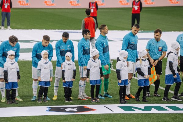 Дети сотрудников ГП НО «НОФ» вышли с футболистами на поле в матче Российской премьер-лиги