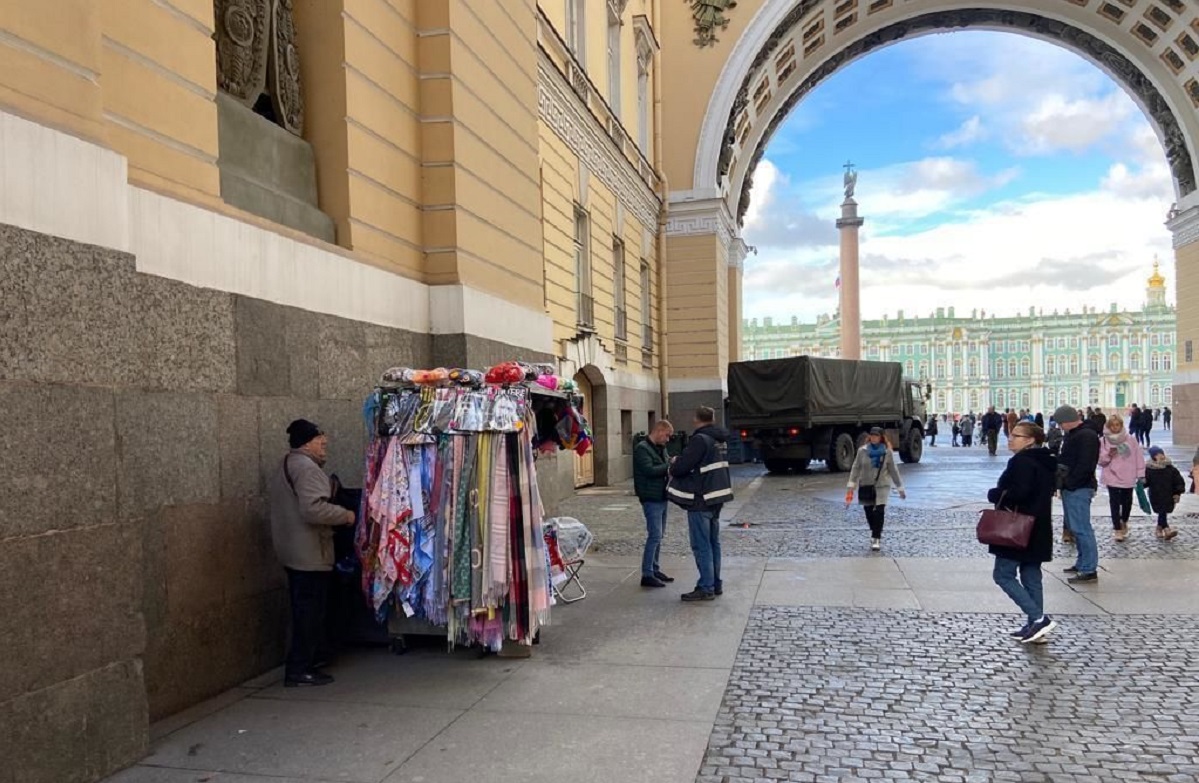 В Петербурге с начала октября ликвидировали около 20 незаконных торговых точек