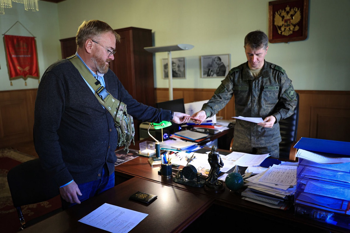 Депутат Виталий Милонов пришел в военкомат и оформил официальный статус добровольца