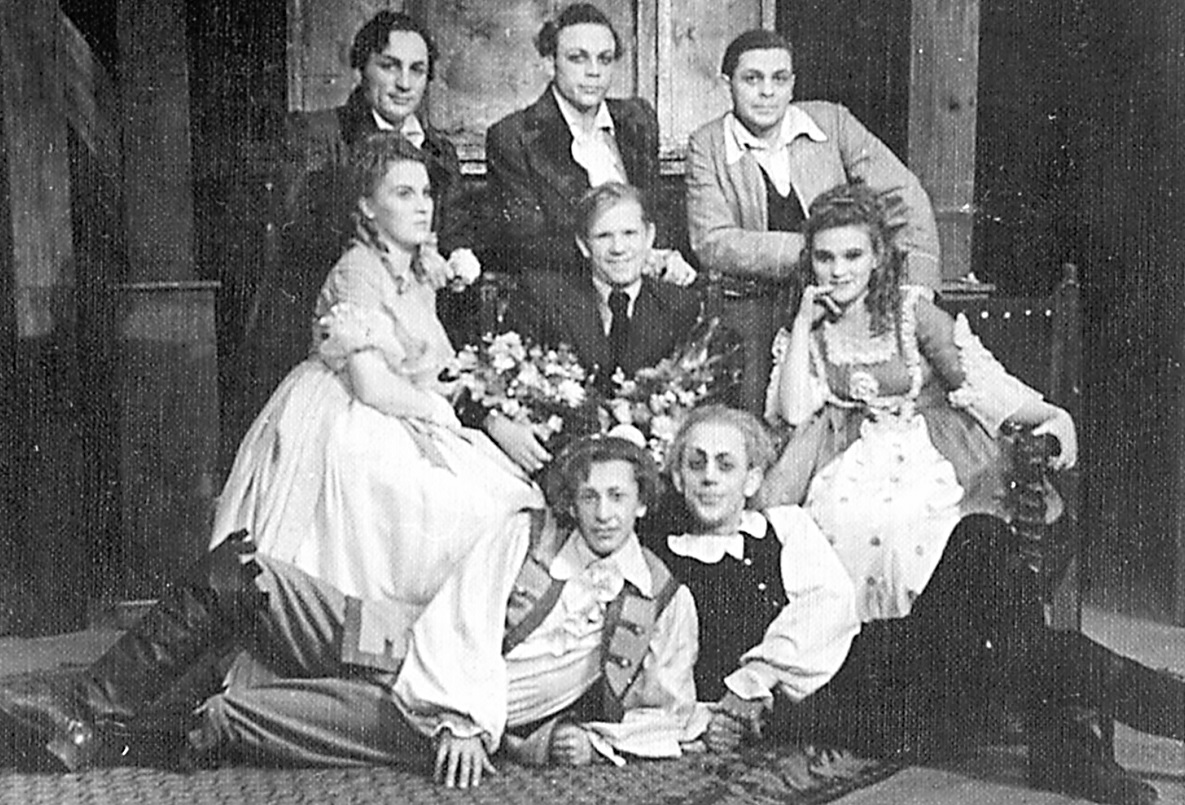 Евгений Евстигнеев (внизу слева) всегда горевал, что с первых ролей в нем увидели комика