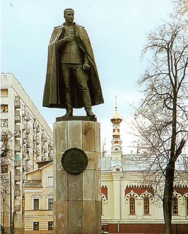 Памятник Петру Нестерову открыли в 1987 году