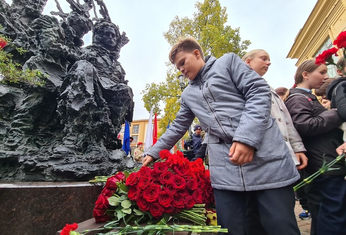 Петербуржцы возложили цветы к памятнику Блокадному учителю