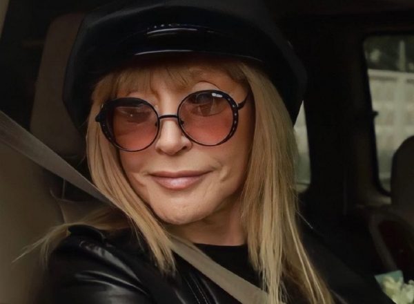 Правда или ложь: Алла Пугачёва продала замок в деревне Грязь?