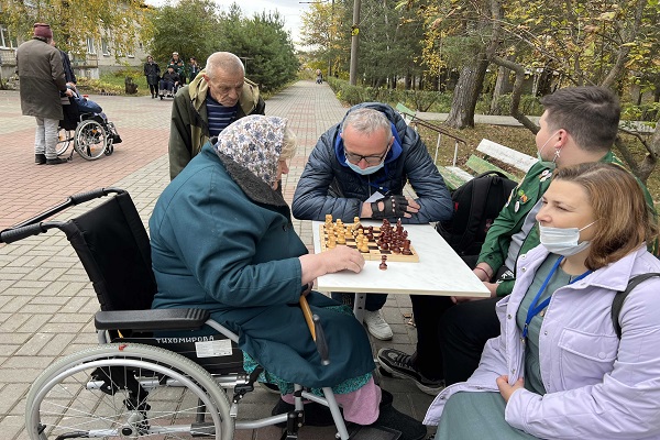 Шахматная баталия в Борском ПНИ: волонтер против лучшей шахматистки интерната