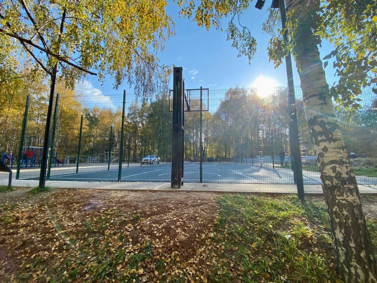 Баскетбольное поле появилось рядом с воркаутом и скейт-площадкой в парке Пушкина