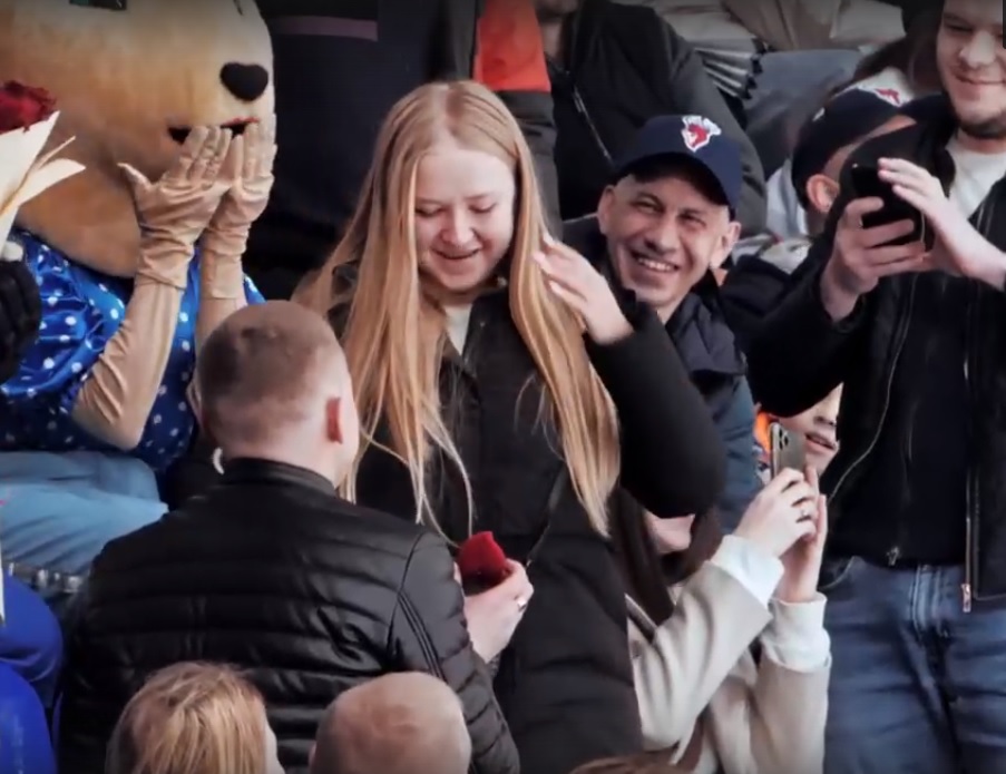 Болельщик ХК «Торпедо» сделал предложение любимой во время матча