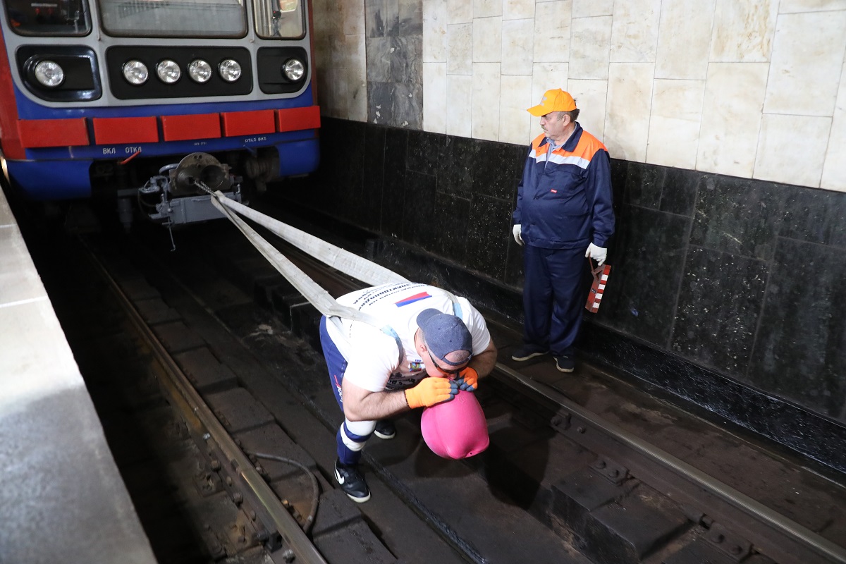 Опубликованы фото, как «Русский Халк» сдвинул четыре вагона в нижегородском метро