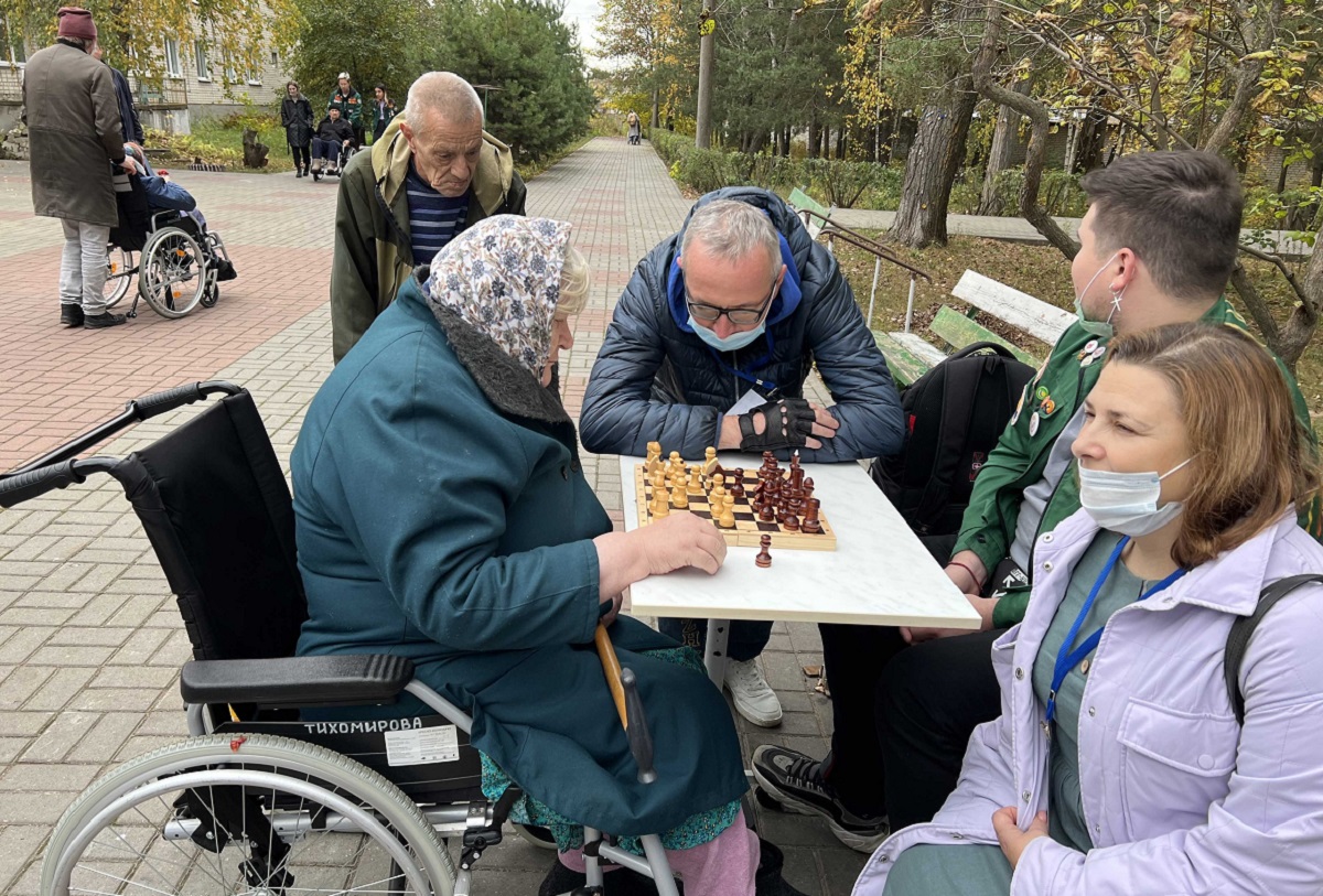 Шахматная партия привлекла внимание болельщиков и гостей