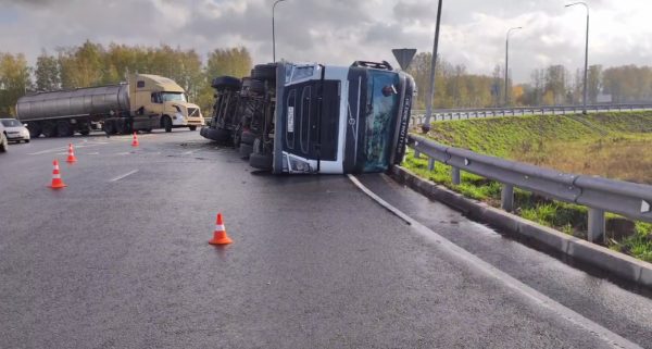 Большегруз перевернулся на трассе в Борском районе