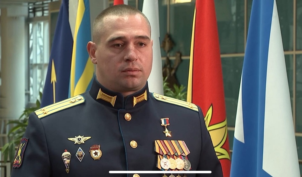Сергей Шойгу наградил нижегородца Романа Черемухина медалью «Золотая Звезда» за военные подвиги