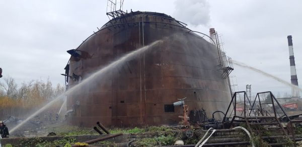 Роспотребнадзор отобрал пробы воздуха из-за возгорания резервуара с нефтью в Сормовском районе