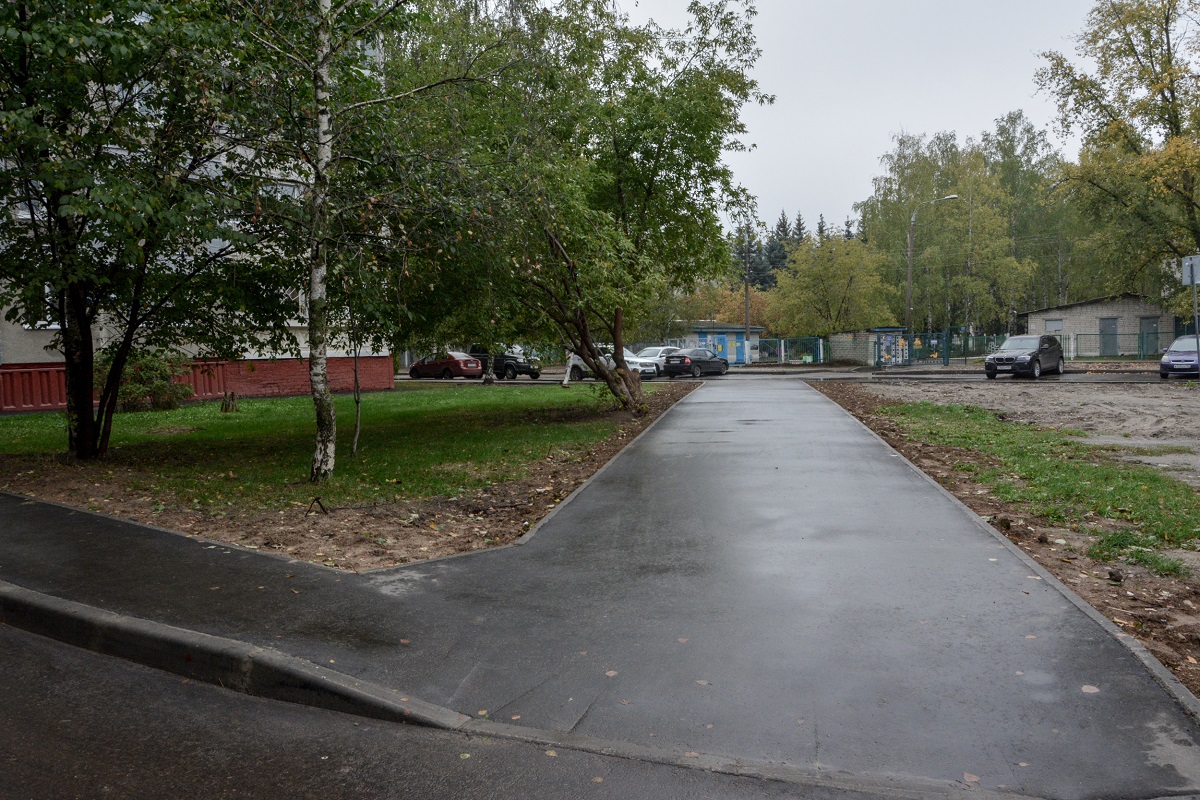 Дорогу и тротуары к детским садам и школе на улице Политбойцов отремонтировали