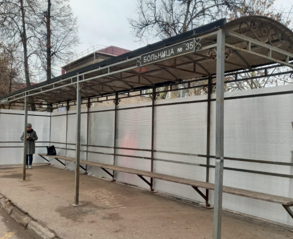 Стены автобусной остановки «Больница №35» заменили после того, как их покрасили поверх объявлений