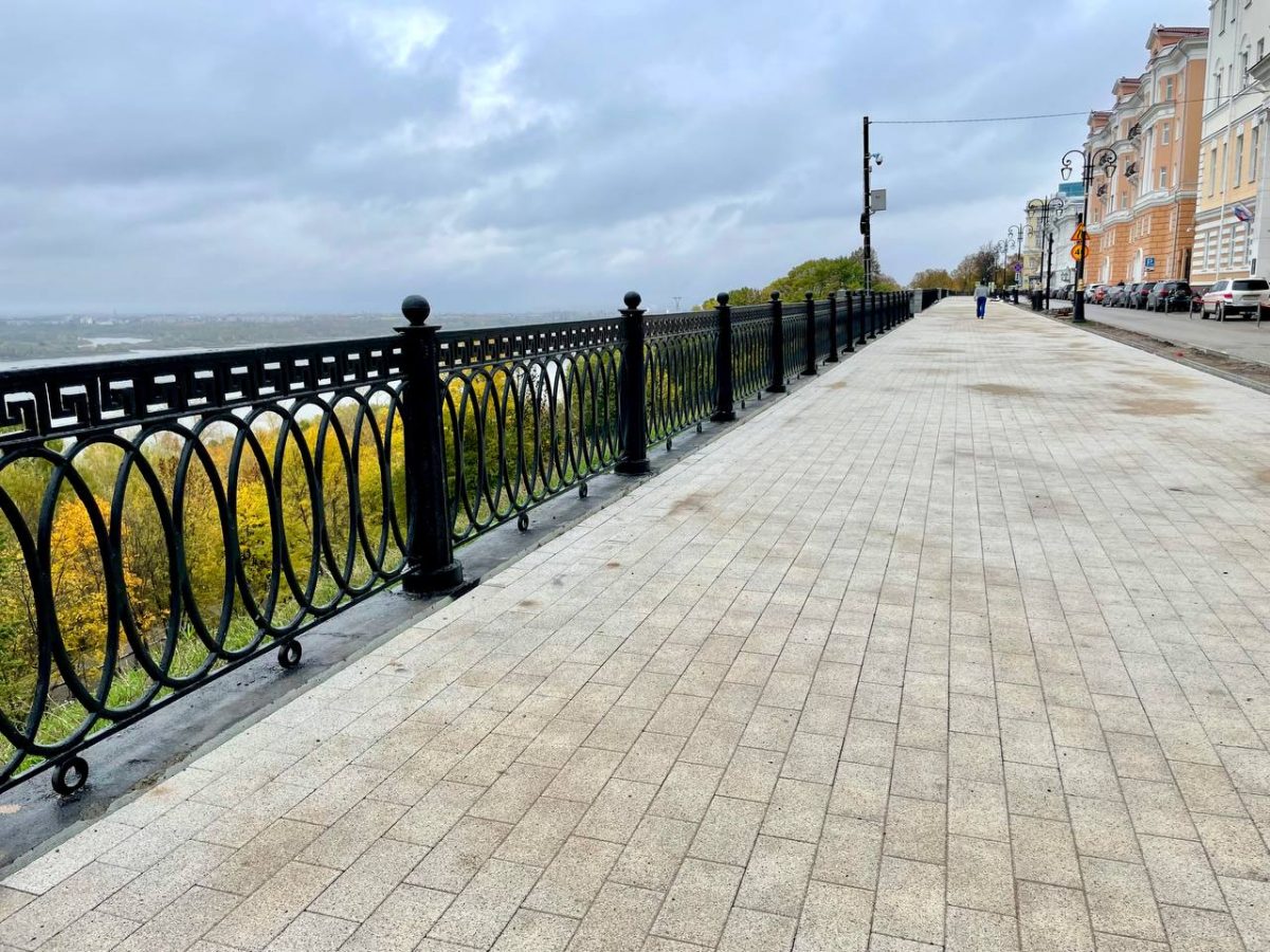Новые тротуары на Верхне-Волжской набережной готовы наполовину