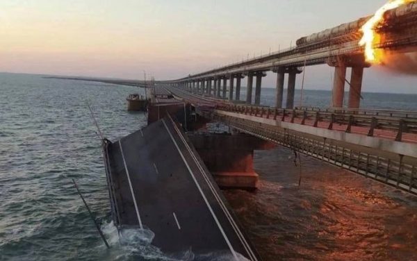 Крымский мост частично обрушился после подрыва автомобиля