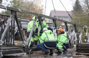 Пешеходный мост через реку Старку в Нижнем Новгороде начали устанавливать