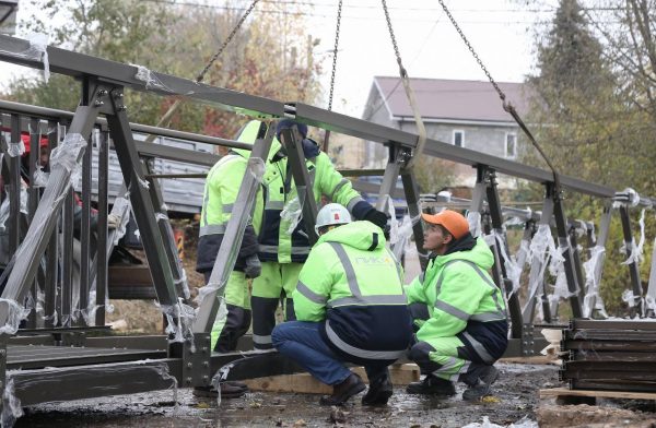 Пешеходный мост через реку Старку в Нижнем Новгороде начали устанавливать