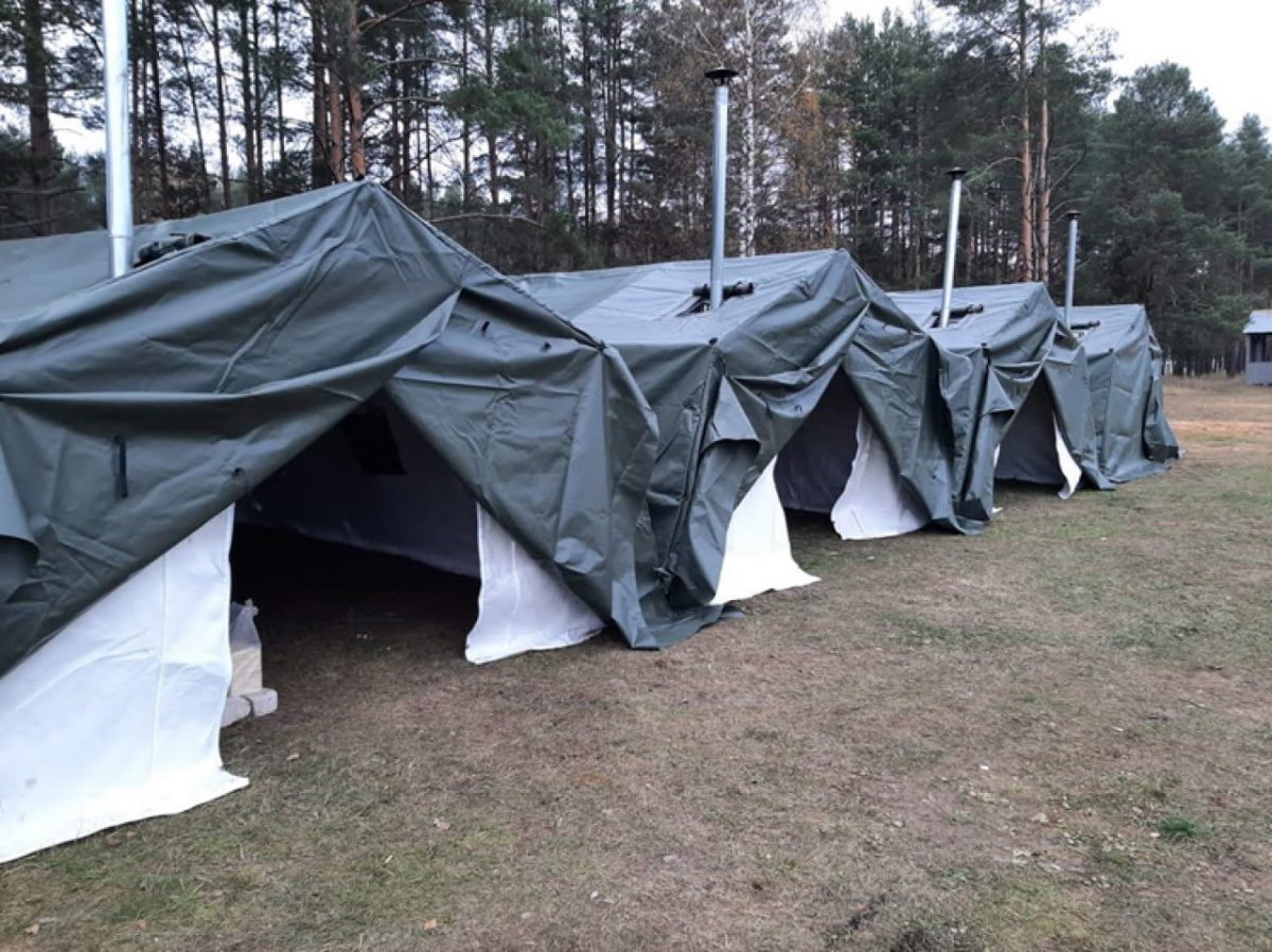 Четыре палатки с печками привезли в лагерь в Песочном,где сейчас проходят подготовку мобилизованные