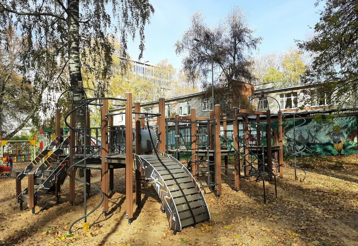 Новая детская площадка с башнями и подвесными мостами появилась в парке Свердлова