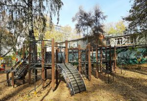 Новая детская площадка с башнями и подвесными мостами появилась в парке Свердлова